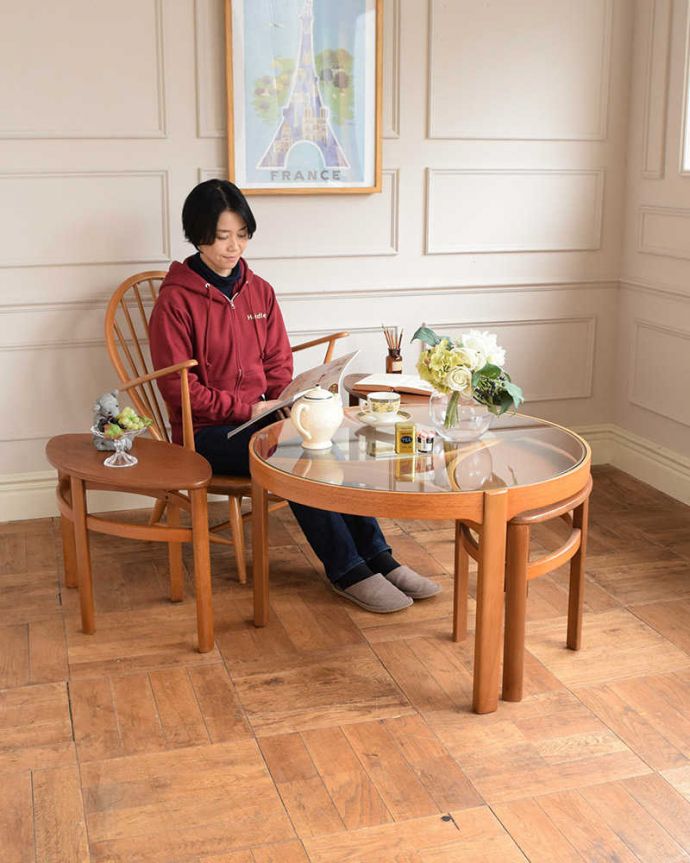 アンティークのテーブル　アンティーク家具　北欧スタイルのヴィンテージ家具、４台セットになった英国ネイサン社のネストテーブル。カッコいい北欧デザインのネストテーブル大きなガラスのテーブルの中から小さなテーブルが3つ出てくる北欧デザインのネストテーブル。(x-1314-f)