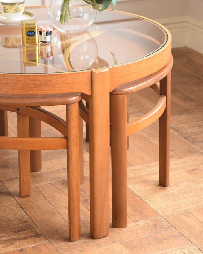 アンティークのテーブル　アンティーク家具　北欧スタイルのヴィンテージ家具、４台セットになった英国ネイサン社のネストテーブル。クールに決まるスッキリデザイン。(x-1314-f)