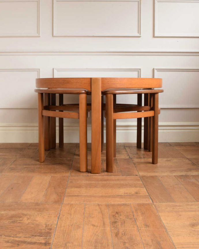 アンティークのテーブル　アンティーク家具　北欧スタイルのヴィンテージ家具、４台セットになった英国ネイサン社のネストテーブル。横から見てみると･･･4つがキレイに重なって、さらにスッキリとカッコイイ姿。(x-1314-f)