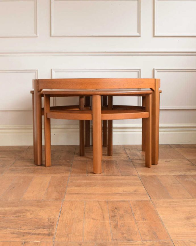 アンティークのテーブル　アンティーク家具　北欧スタイルのヴィンテージ家具、４台セットになった英国ネイサン社のネストテーブル。見る角度によって見え方が違います。(x-1314-f)