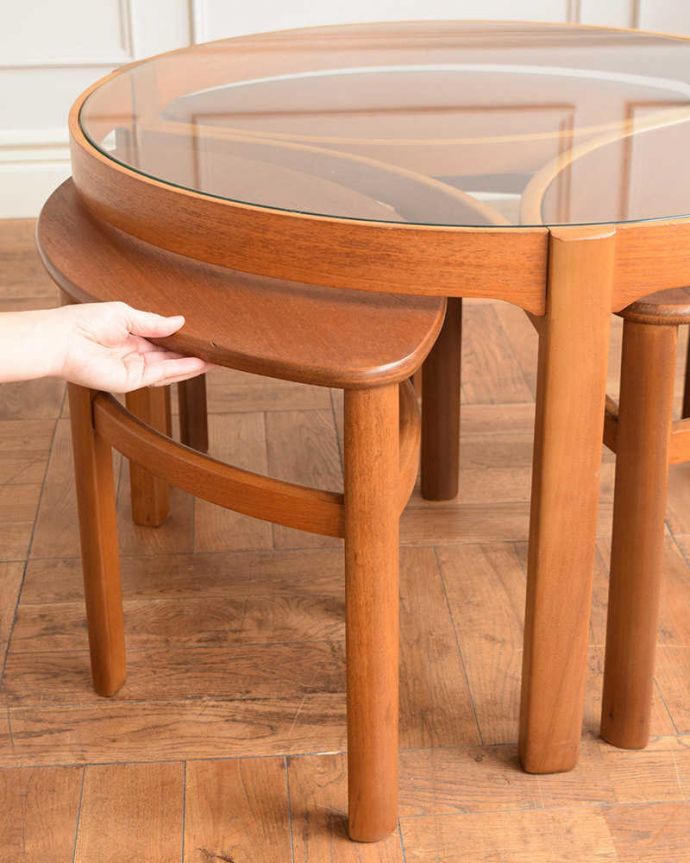 アンティークのテーブル　アンティーク家具　北欧スタイルのヴィンテージ家具、４台セットになった英国ネイサン社のネストテーブル。ピッタリと収まります大きなテーブルの下に３つの小さなテーブルがキレイに収納されています。(x-1314-f)
