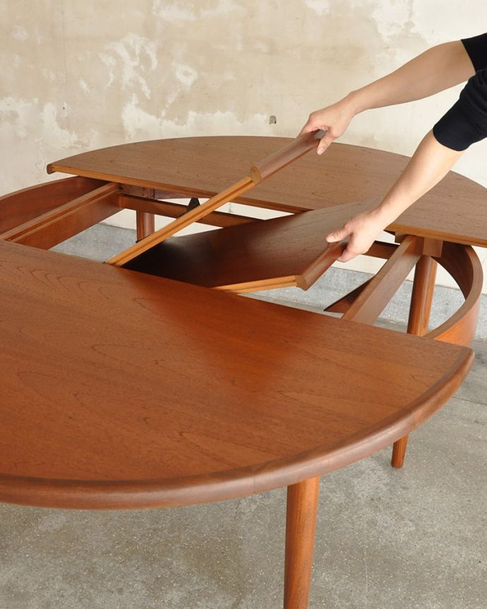 G-PLAN(Gプラン)　アンティーク家具　G-plan社の伸長式ダイニングテーブル 、ヴィンテージ家具（フレスコ）。あっという間にサイズ変更OK！天板の真ん中から新しい天板が出てきます。(x-1321-f)