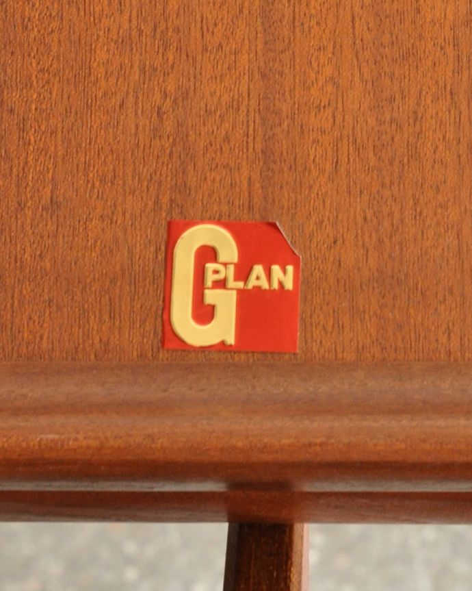 G-PLAN(Gプラン)　アンティーク家具　G-plan社の伸長式ダイニングテーブル 、ヴィンテージ家具（フレスコ）。安心の証1975年から使われているメタリックラベルが残っていました。(x-1321-f)