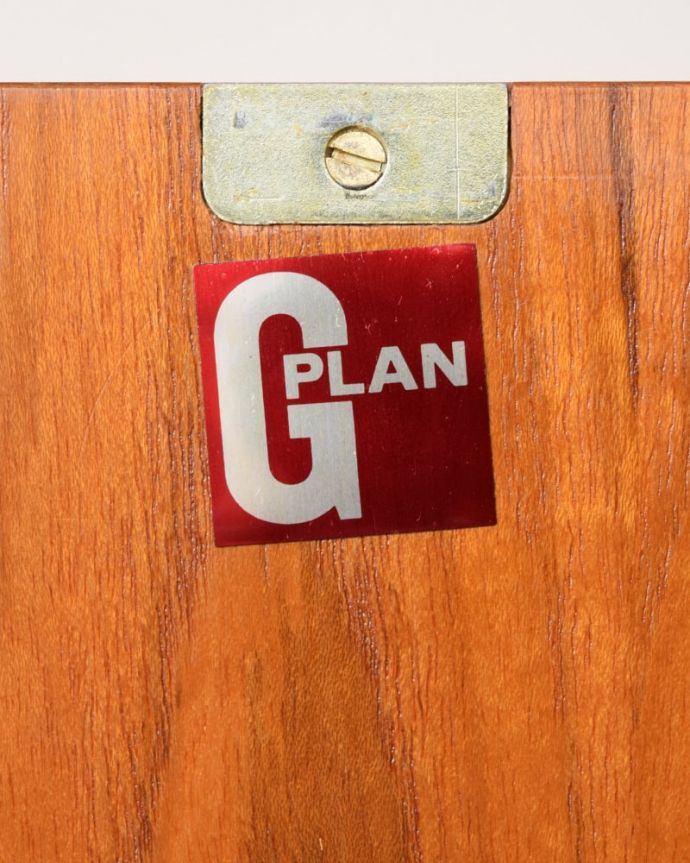 G-PLAN(Gプラン)　アンティーク家具　G-planのヴィンテージ家具、北欧スタイルに似合うシエラのサイドボード。安心の証1965～80年くらいまで使われいたレッドラベルが残っていました。(x-1322-f)