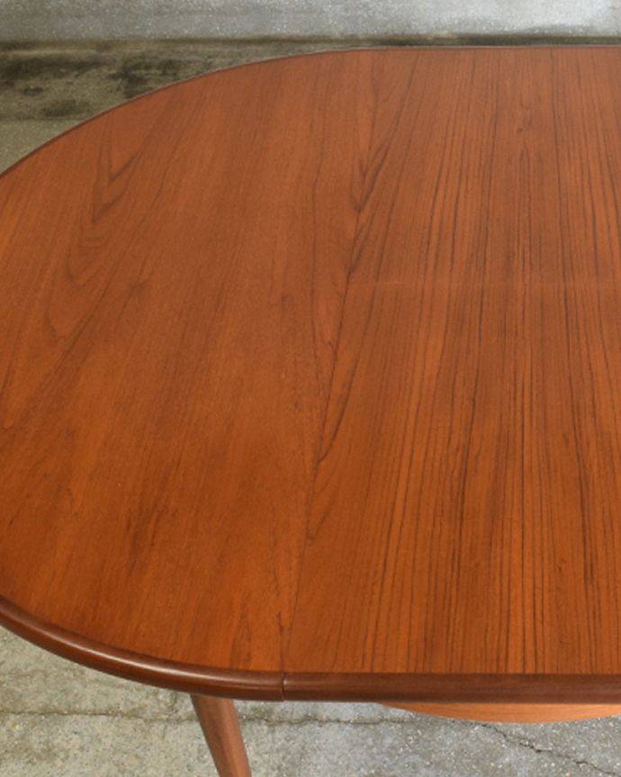 G-PLAN(Gプラン)　アンティーク家具　シンプルな北欧デザインのG-PLAN、フレスコの伸長式テーブル。シンプルな木目がカッコイイ天板を近くで見てみるとこんな感じ。(x-1306-f)