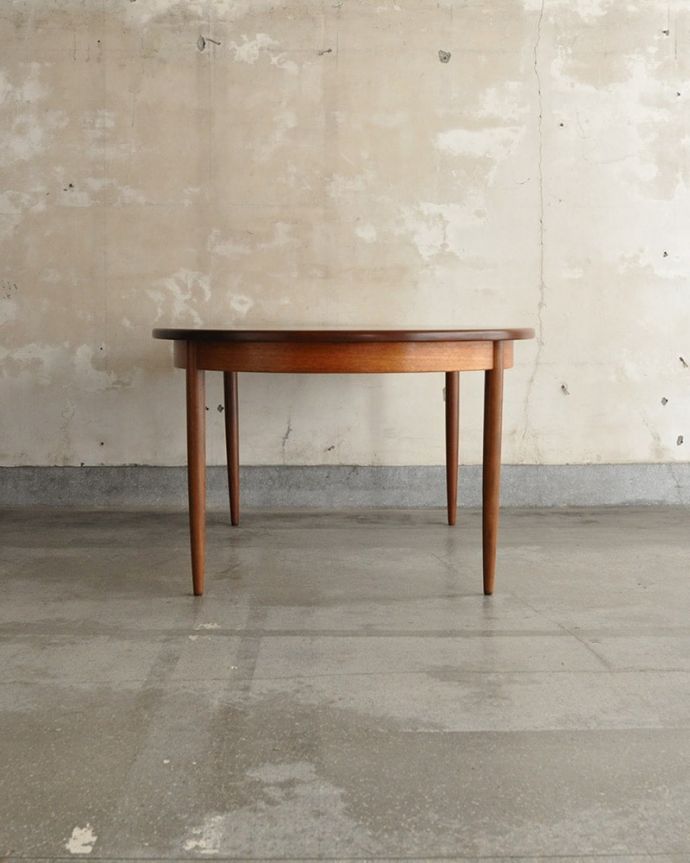 G-PLAN(Gプラン)　アンティーク家具　G-planのフレスコシリーズ、イギリスのヴィンテージダイニングテーブル（伸長式）。こちら側から見ても･･･360度、どこから見てもスッキリとしてキレイです。(x-1325-f)