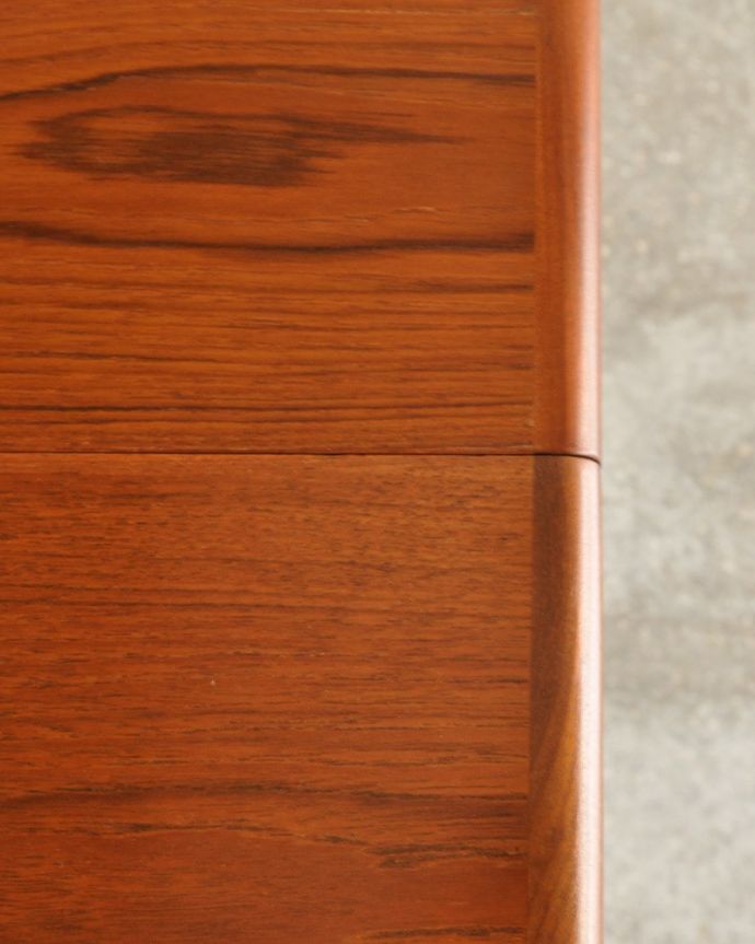 G-PLAN(Gプラン)　アンティーク家具　G-planのフレスコシリーズ、イギリスのヴィンテージダイニングテーブル（伸長式）。シンプルな木目がカッコイイ天板を近くで見てみるとこんな感じ。(x-1325-f)