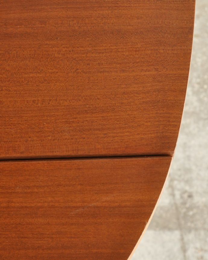アンティークのテーブル　アンティーク家具　イギリスのヴィンテージダイニングテーブル、伸長式のドローリーフテーブル。シンプルな木目がカッコイイ天板を近くで見てみるとこんな感じ。(x-1327-f)