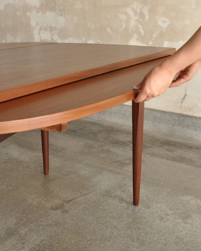 アンティークのテーブル　アンティーク家具　イギリスのヴィンテージダイニングテーブル、伸長式のドローリーフテーブル。あっという間にサイズ変更OK！女性でもあっという間にサイズを変えることが出来ます。(x-1327-f)