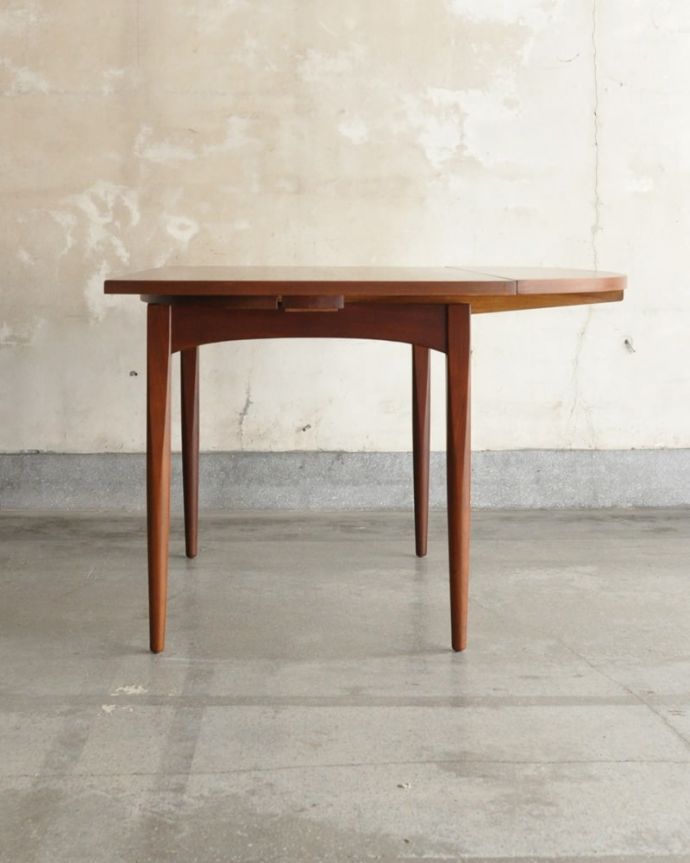 アンティークのテーブル　アンティーク家具　イギリスのヴィンテージダイニングテーブル、伸長式のドローリーフテーブル。片方だけ開いても･･･人数に合わせて、3タイプで大きさを選べるので、片方だけ開くと、こんな感じです。(x-1327-f)