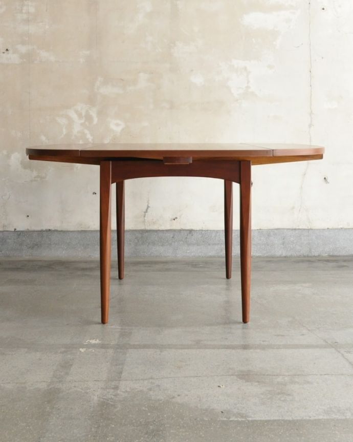 アンティークのテーブル　アンティーク家具　イギリスのヴィンテージダイニングテーブル、伸長式のドローリーフテーブル。両方開くとかなり大きなサイズ！両方開くとかなり大きなダイニング。(x-1327-f)