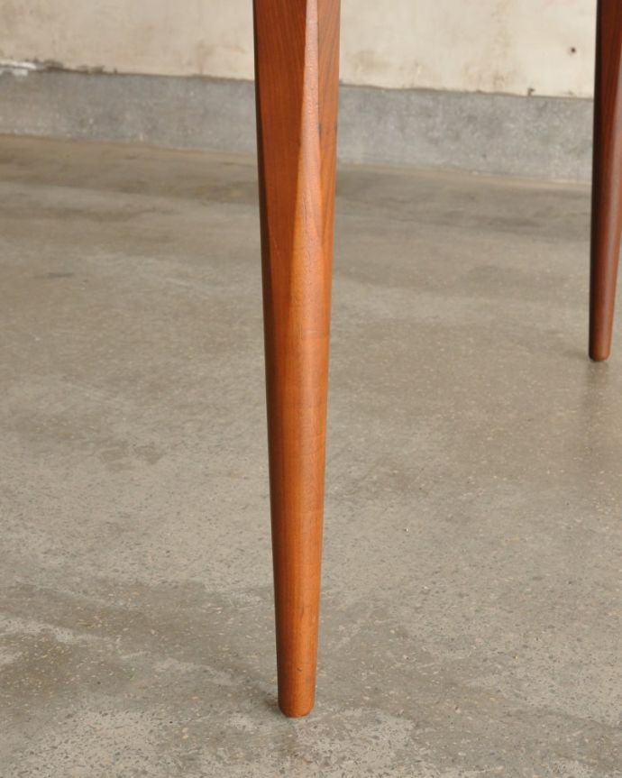アンティークのテーブル　アンティーク家具　イギリスのヴィンテージダイニングテーブル、伸長式のドローリーフテーブル。持ち上げなくても移動できます！Handleのアンティークは、脚の裏にフェルトキーパーをお付けしていますので、持ち上げなくても床を滑らせて移動させることが出来ます。(x-1327-f)