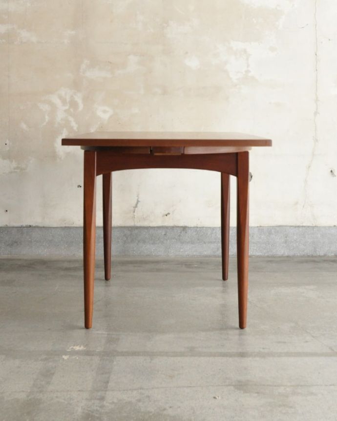アンティークのテーブル　アンティーク家具　イギリスのヴィンテージダイニングテーブル、伸長式のドローリーフテーブル。横から見た姿は…シンプルなデザインなので、どんなお部屋にも似合っちゃうんです。(x-1327-f)