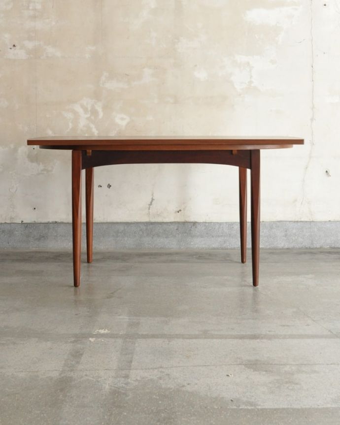 アンティークのテーブル　アンティーク家具　イギリスのヴィンテージダイニングテーブル、伸長式のドローリーフテーブル。こちら側から見ても･･･360度、どこから見てもスッキリとしてキレイです。(x-1327-f)