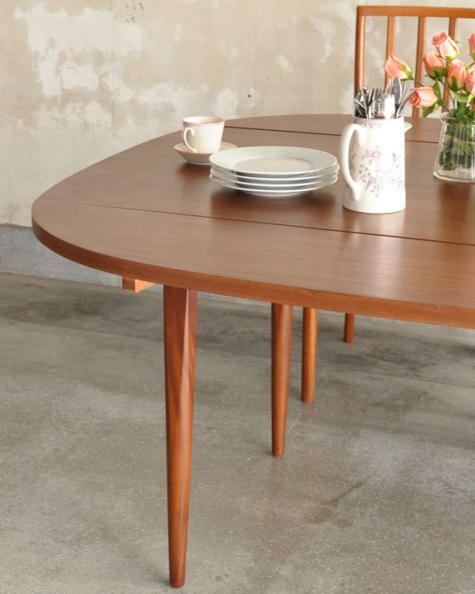 アンティークのテーブル　アンティーク家具　イギリスのヴィンテージダイニングテーブル、伸長式のドローリーフテーブル。スマートなカッコよさが魅力シンプルなデザインだから、どんなインテリアにも似合っちゃう所が人気のヒミツ。(x-1327-f)