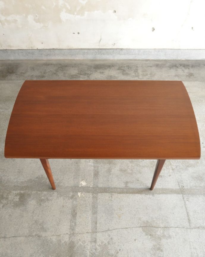 アンティークのテーブル　アンティーク家具　イギリスのヴィンテージダイニングテーブル、伸長式のドローリーフテーブル。上から見るとこんな形リーフを開く前はこんな形です。(x-1327-f)