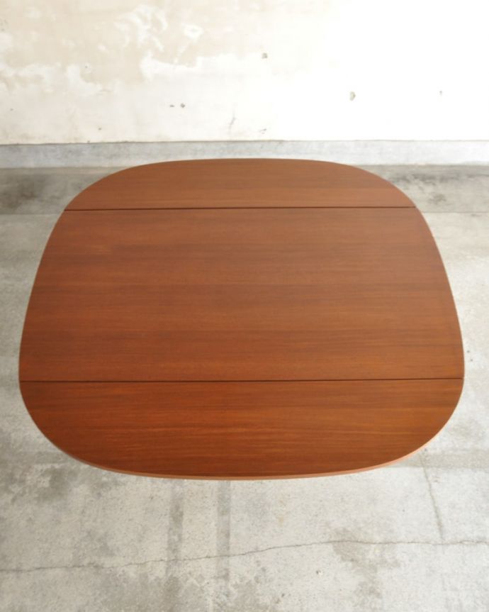アンティークのテーブル　アンティーク家具　イギリスのヴィンテージダイニングテーブル、伸長式のドローリーフテーブル。天板もピカピカにお直ししました。(x-1327-f)