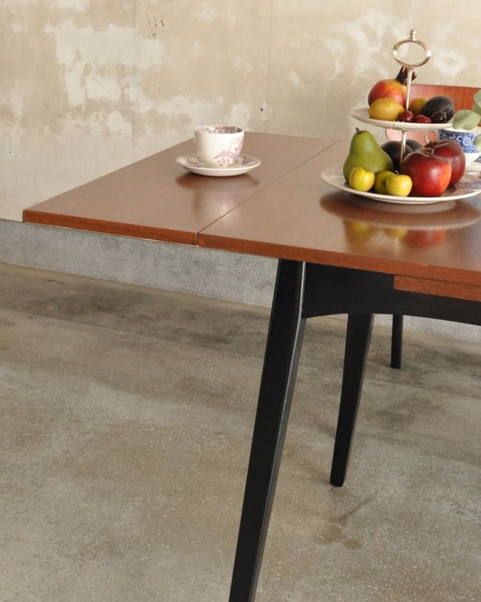 アンティークのテーブル　アンティーク家具　ダイニングテーブルG-plan tola&black。スマートなカッコよさが魅力シンプルなデザインだから、どんなインテリアにも似合っちゃう所が人気のヒミツ。(x-1328-f)
