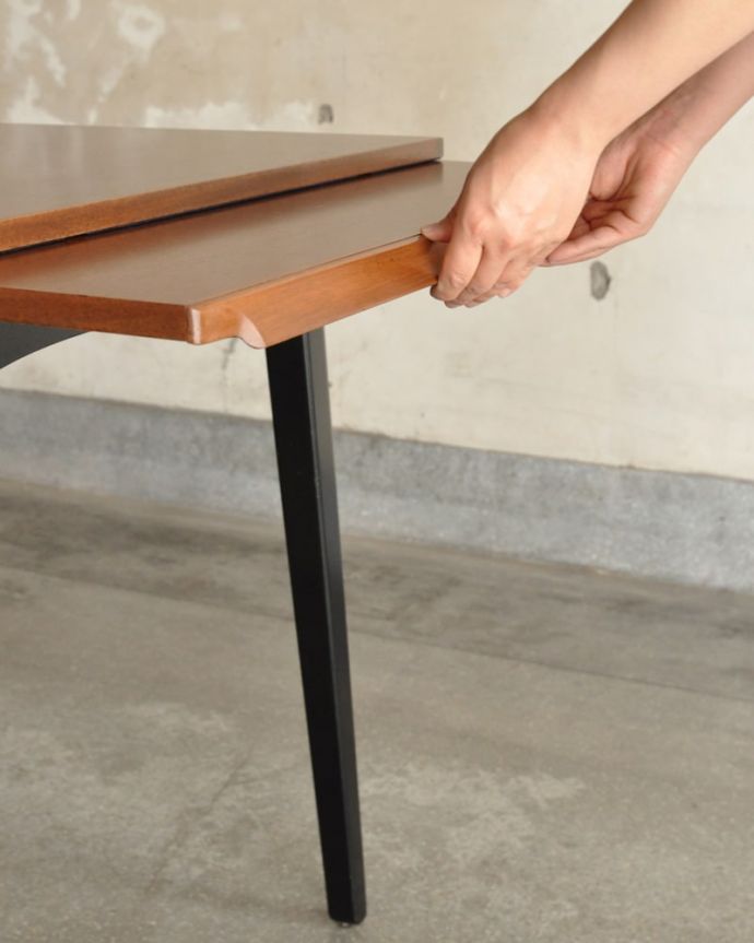 アンティークのテーブル　アンティーク家具　ダイニングテーブルG-plan tola&black。あっという間にサイズ変更OK！女性でもあっという間にサイズを変えることが出来ます。(x-1328-f)