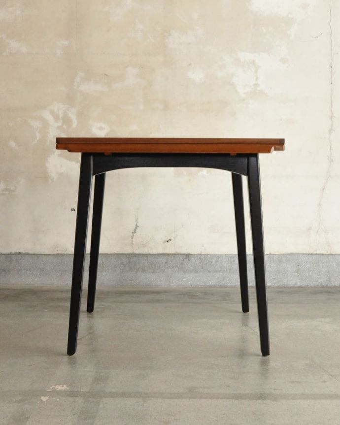 アンティークのテーブル　アンティーク家具　ダイニングテーブルG-plan tola&black。横から見た姿は…シンプルなデザインなので、どんなお部屋にも似合っちゃうんです。(x-1328-f)