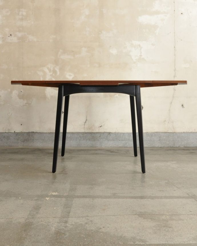 アンティークのテーブル　アンティーク家具　ダイニングテーブルG-plan tola&black。両方開くとかなり大きなサイズ！両方開くとかなり大きなダイニング。(x-1328-f)