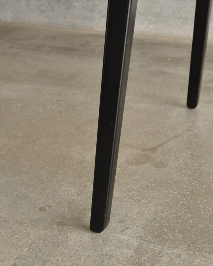 アンティークのテーブル　アンティーク家具　ダイニングテーブルG-plan tola&black。持ち上げなくても移動できます！Handleのアンティークは、脚の裏にフェルトキーパーをお付けしていますので、持ち上げなくても床を滑らせて移動させることが出来ます。(x-1328-f)