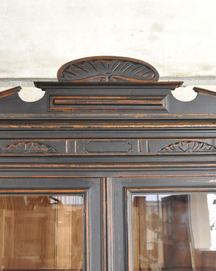 アンティークのキャビネット　アンティーク家具　ガラスキャビネット。フランスらしい彫りフランスらしさの象徴とも言える、優雅な彫りの装飾。(x-1337-f)