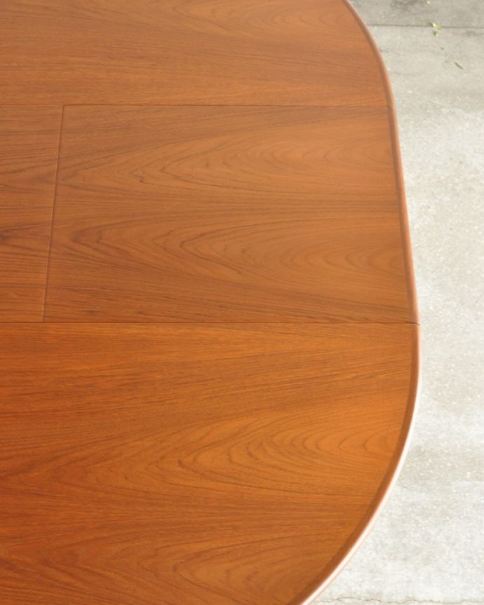 G-PLAN(Gプラン)　アンティーク家具　G-PLANのダイニングテーブル、フレスコの伸長式テーブル。シンプルな木目がカッコイイ天板を近くで見てみるとこんな感じ。(x-1339-f)