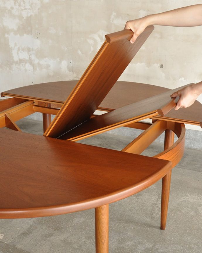 G-PLAN(Gプラン)　アンティーク家具　G-PLANのダイニングテーブル、フレスコの伸長式テーブル。あっという間にサイズ変更OK！天板の真ん中から新しい天板が出てきます。(x-1339-f)