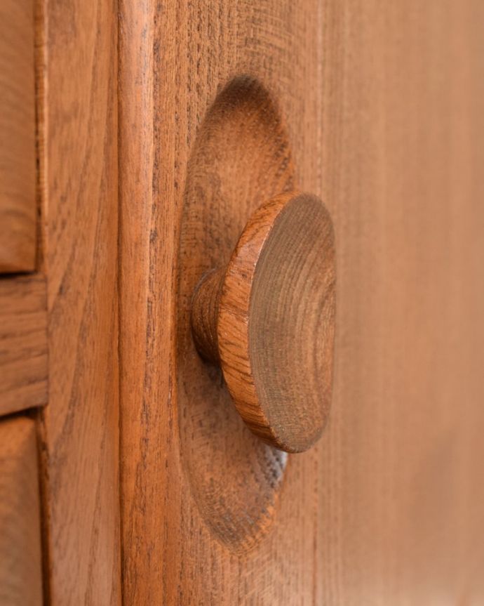 アーコールの家具　アンティーク家具　サイドボード　アーコール。扉の木目があたたかさを演出クールなデザインなのに、なんだかほっとするあたたかさ。(x-1340-f)