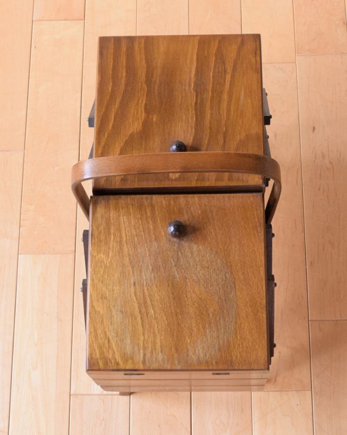 ソーイングボックス　アンティーク家具　ソーイングボックス。上から見ると･･･キレイに修復しましたが、アンティークは新品ではないので経年変化による傷がある場合があります。(x-1344-f)
