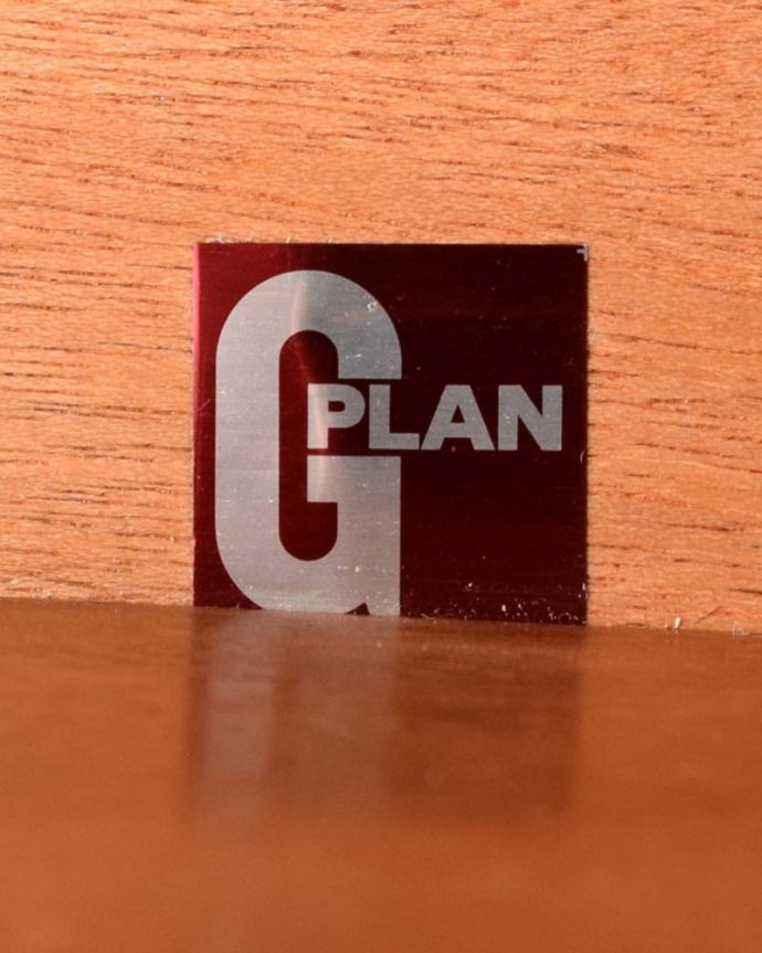G-PLAN(Gプラン)　アンティーク家具　G-PLANのフレスコシリーズ、デスクにもおススメのヴィンテージドレッサー。安心の証1965～80年くらいまで使われいたレッドラベルが残っていました。(x-1347-f)