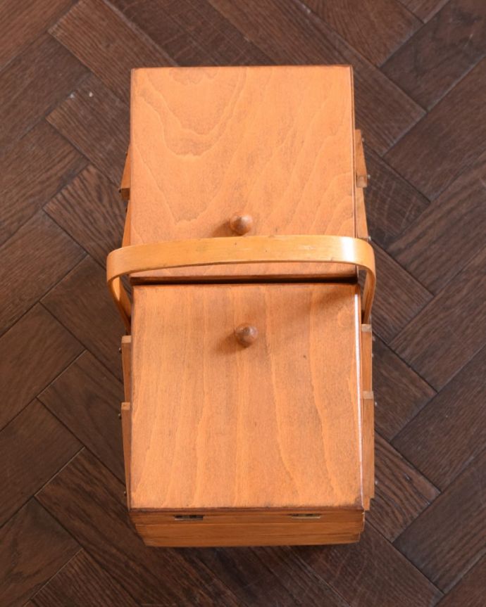 ソーイングボックス　アンティーク家具　ソーイングボックス。上から見ると･･･キレイに修復しましたが、アンティークは新品ではないので経年変化による傷がある場合があります。(x-1351-f)