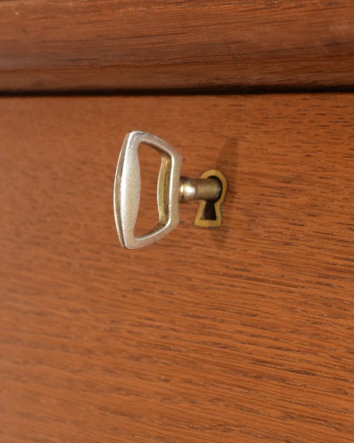 ビューロー　アンティーク家具　ビンテージのビューロー、北欧スタイルの引き戸付きキャビネット　鍵を使って開けて下さいアンティークの鍵で開け閉め出来ます。(x-1359-f)