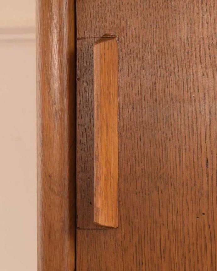 ビューロー　アンティーク家具　ビューローキャビネット　扉の木目があたたかさを演出クールなデザインなのに、なんだかほっとするあたたかさ。(x-1359-f)