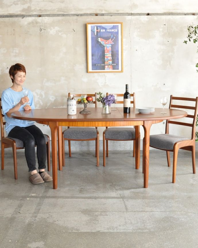 アンティークのテーブル　アンティーク家具　エクステンションテーブル　スマートなデザインが人気のヴィンテージテーブルシンプルなデザインだから、どんなインテリアにも似合っちゃう所が人気のヒミツ。(x-1364-f)