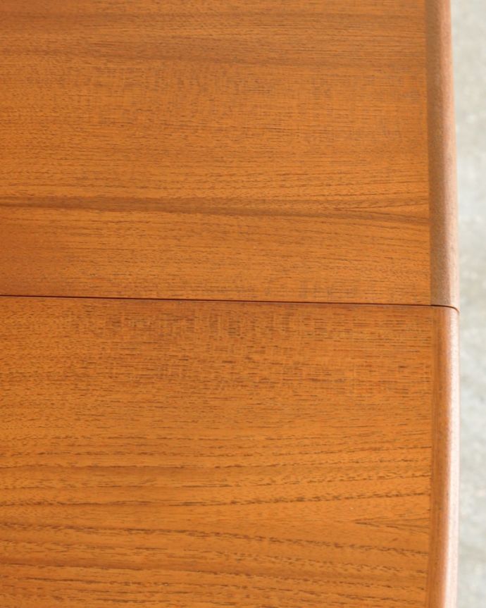 アンティークのテーブル　アンティーク家具　エクステンションテーブル　シンプルな木目がカッコイイ天板を近くで見てみるとこんな感じです。(x-1364-f)