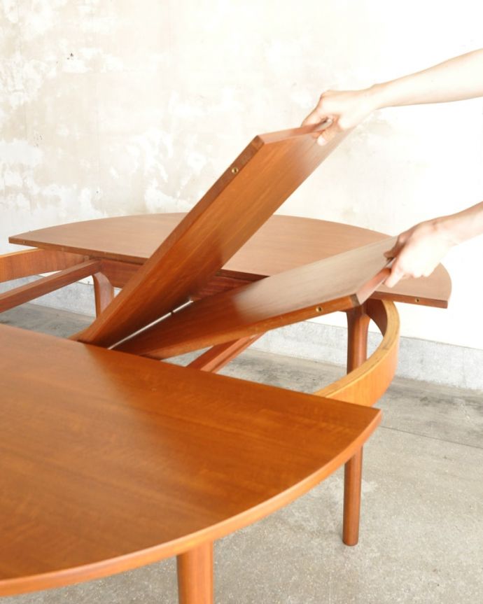 アンティークのテーブル　アンティーク家具　エクステンションテーブル　あっという間にサイズ変更OK！天板の真ん中から新しい天板が出てきます。(x-1369-f)