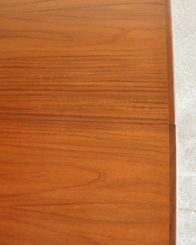 アンティークのテーブル　アンティーク家具　G-planダイニングテーブル　シンプルな木目がカッコイイ天板を近くで見てみるとこんな感じ。(x-1370-f)