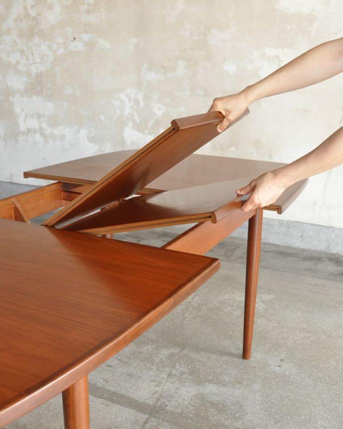 アンティークのテーブル　アンティーク家具　G-planダイニングテーブル　あっという間にサイズ変更OK！天板の真ん中から新しい天板が出てきます。(x-1370-f)
