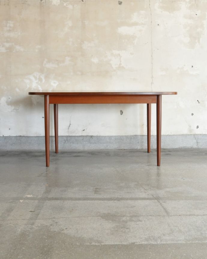 アンティークのテーブル　アンティーク家具　G-planダイニングテーブル　横から見た姿は…シンプルなデザインなので、どんなお部屋にも似合っちゃうんです。(x-1370-f)