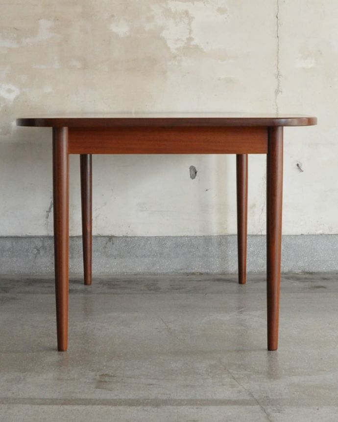 アンティークのテーブル　アンティーク家具　G-planダイニングテーブル　こちら側から見ても･･･360度、どこから見てもスッキリとしてキレイです。(x-1370-f)