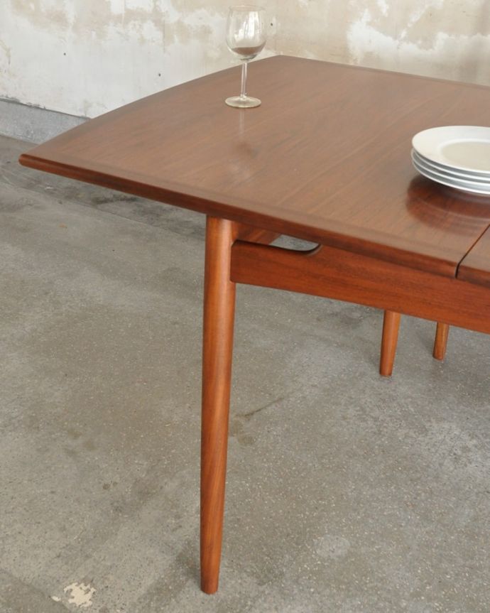 G-planのヴィンテージ家具、チーク材の伸張式のダイニングテーブル(ブラジリアン)