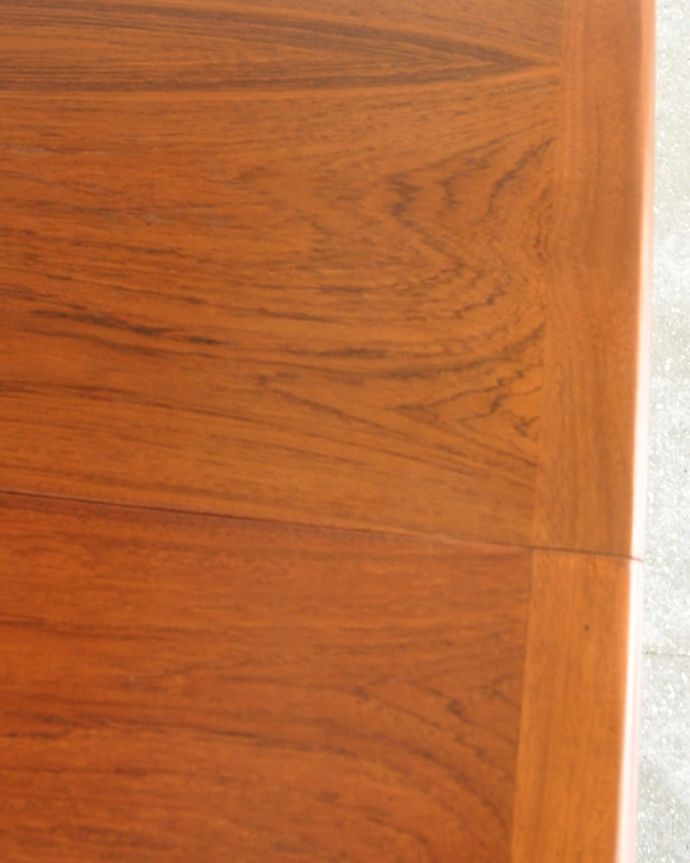 アンティークのテーブル　アンティーク家具　G-planダイニングテーブル(チークシリーズ(ブラジリアン))　シンプルな木目がカッコイイ天板を近くで見てみるとこんな感じ。(x-1371-f)