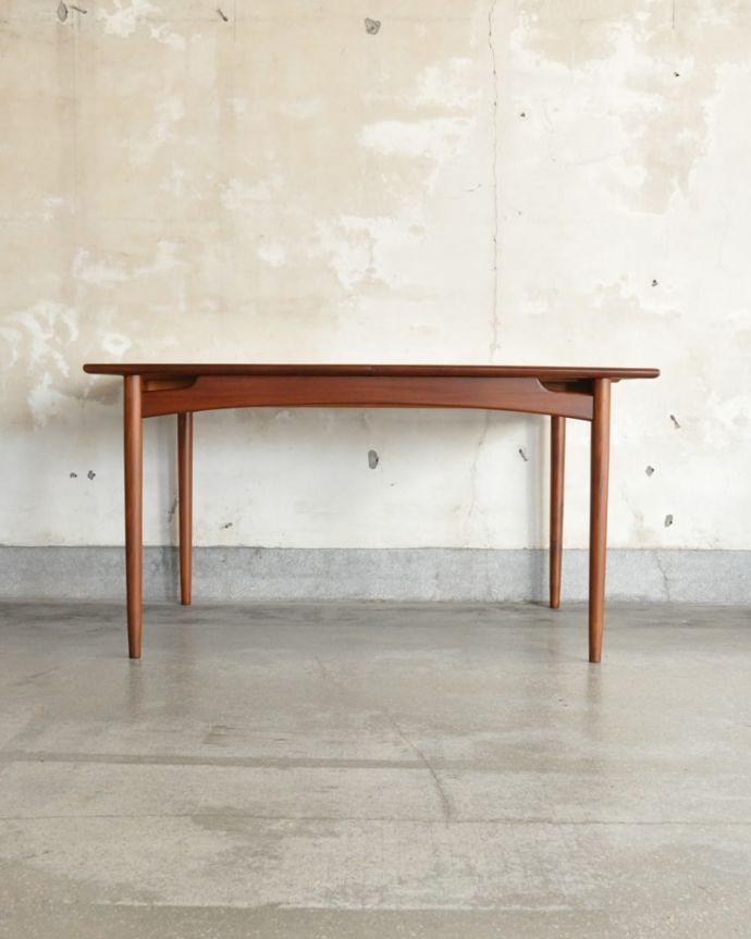 アンティークのテーブル　アンティーク家具　G-planダイニングテーブル(チークシリーズ(ブラジリアン))　横から見た姿は…シンプルなデザインなので、どんなお部屋にも似合っちゃうんです。(x-1371-f)