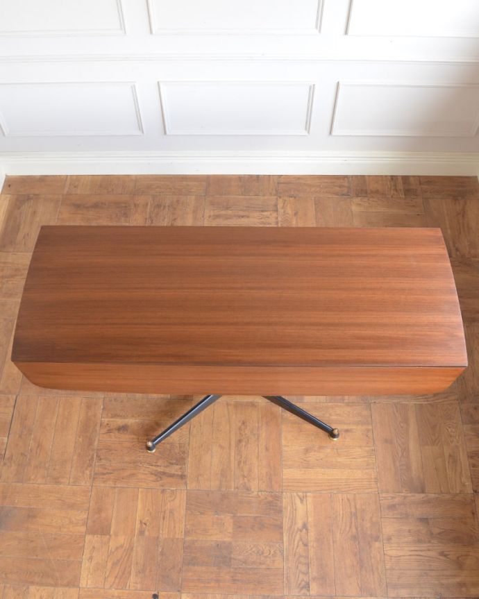 アンティークのテーブル　アンティーク家具　G-planダイニングテーブル(トラー＆ブラック)　畳むとこんなにスリムなサイズリーフを閉じた状態のテーブルを上から見るとこんな感じ。(x-1372-f)