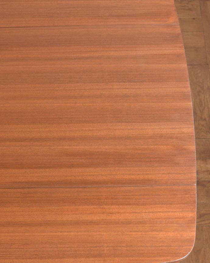 アンティークのテーブル　アンティーク家具　G-planダイニングテーブル(トラー＆ブラック)　近づいて見てみると･･･手間暇を掛けてアンティーク家具専門の職人が丁寧に修復した天板は、木目も美しいんです。(x-1372-f)