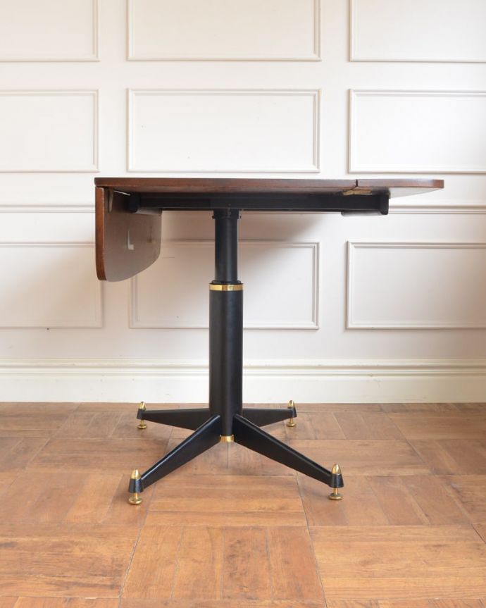 アンティークのテーブル　アンティーク家具　G-planダイニングテーブル(トラー＆ブラック)　片方だけ開いても･･･片方の羽を開くとこんな感じです。(x-1372-f)