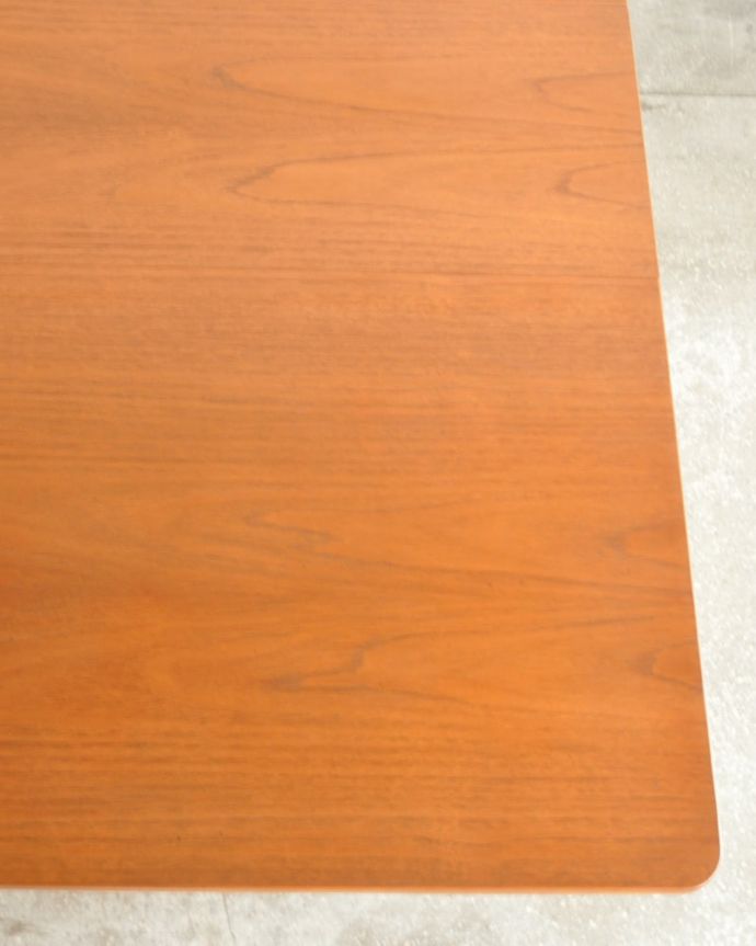 アンティークのテーブル　アンティーク家具　ゲートレッグテーブル　近づいて見てみると･･･手間暇を掛けてアンティーク家具専門の職人が丁寧に修復した天板は、木目も美しいんです。(x-1373-f)