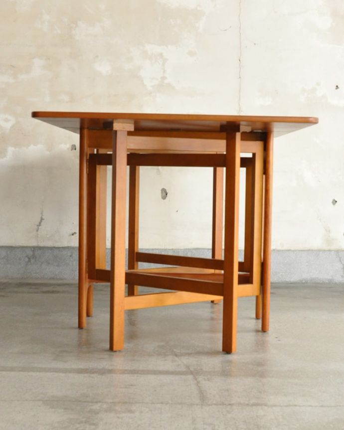 アンティークのテーブル　アンティーク家具　ゲートレッグテーブル　クルッと回転。(x-1373-f)